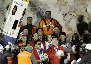 الرئيس التشيلي متوسطا عددا من العمال الناجين بعد انتهاء مهمة الانقاذ المستحيلة	 افپ
﻿