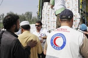 الفريق الميداني يوزع المساعدات على المنكوبين﻿