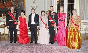 رئيسة سويسرا دوريس لوتارد الثانية الى اليسار بصحبة زوجها رولاند هوسين الثالث الى اليسار اثناء التقاط صورة رسمية مع العائلة الملكية النرويجية وذلك قبيل حفل العشاء في القصر الملكي باوسلورويترز﻿