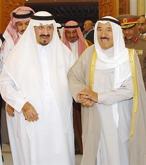 صاحب السمو الامير الشيخ صباح الاحمد مصافحا صاحب السمو الملكي الامير سلطان بن عبدالعزيز﻿