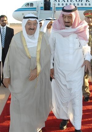 صاحب السمو الامير لدى وصوله مطار اغادير وفي استقباله صاحب السمو الملكي الامير سلمان بن عبدالعزيز﻿