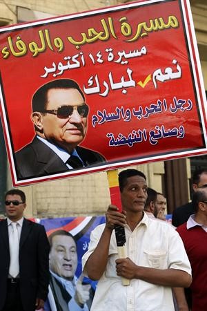 لافتة تحمل صورة للرئيس المصري محمد حسني مبارك خلال وقفة احتفالية بذكرى توليه حكم مصر في 14 اكتوبر من عام 1981 نظمتها حركة 4 مايو الاربعاء الماضي﻿