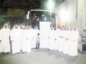 لقطة جماعية للمعتمرين مع الشيخ مشاري الخراز امام الحافلة ﻿