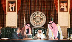 صاحب السمو الامير خلال مشاركته في القمة الاقتصادية العربية لعام 2009 بحضور الشيخ دمحمد الصباح وخالد الجارالله وعمرو موسى ﻿