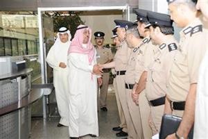 الشيخ جابر الخالد مصافحا مستقبليه من قيادات قطاع تكنولوجيا المعلومات بحضور الوكيل المساعد الشيخ مشعل الجابر﻿