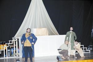 عبدالعزيز النصار في مشهد من مسرحية المركب﻿