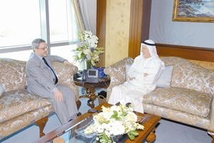 عبدالعزيز العدساني مستقبلا السفير العراقي
