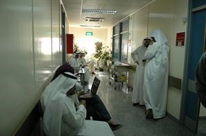 عدد من المواطنين في جناح العفاسي ينتظرون الاطمئنان على صحته﻿