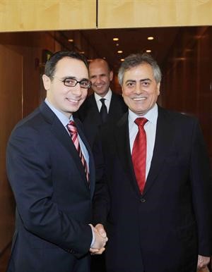 حسن حجيج مستقبلا السفير علي عبدالكريم