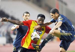 المهاجم النيجيري للترجي مايكل اينرامو
في صراع على الكرة مع مدافع الاهلي احمد السيد افپ