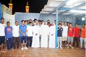 الشيخ طلال الفهد متوسطا لاعبي ازرق الناشئين﻿