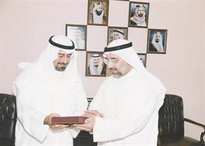  ويقدم نسخة اخرى للشيخ دمحمد الصباح