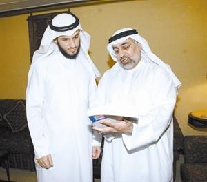 باسم اللوغاني يطلع الزميل ناصر الخالدي على احد كتبه