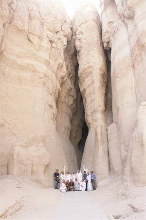 لقطة تذكارية في جبل قارة احد المعالم السياحية في الاحساء﻿