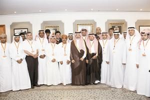 محافظ الاحساء الامير بدر بن محمد بن جلوي متوسطا رئيس واعضاء قافلة الاعلام الخليجي﻿