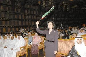 الشيخة فريال الدعيج تلوح للحضور بعلم الكويت﻿﻿كرم دياب﻿