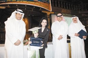 الشيخة فريال الدعيج تكرم احدى الطالبات﻿