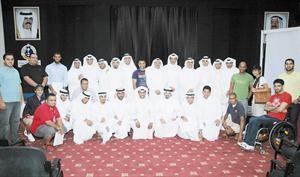 لقطة تذكارية لاياد الخرافي مع فريق الغوص خلال الحفل امس الاول
