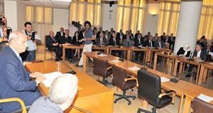 الرئيس نبيه بري يتراس جانبا من جلسة البرلمان الافتتاحية امس ويبدو كرسي الرئيس سعد الحريري خاليا لتاخره محمود الطويل