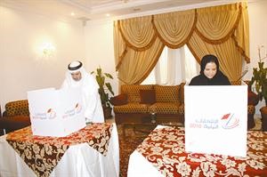 السفير البحريني الشيخ خليفة بن حمد ال خليفة وحرمه يدليان بصوتيهما كرم ذياب