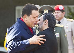 الرئيس الفنزويلي هوغو تشافيز محتضنا نظيره الايراني محمود احمدي نجاد لدى وصوله الى طهران امس	رويترز