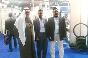 سفيرنا في العراق علي المؤمن متوسطا بعض المشاركين من الكويت في المعرض﻿