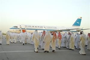 حشود من الشيوخ والمواطنين في استقبال الشيخ فهد السالم لدى وصوله ارض المطار﻿