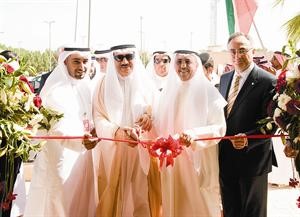 محافظ الفروانية يتوسط علي شلبي وفوزي الثنيان وجراح المطيري خلال قص شريط افتتاح الفرع الجديد