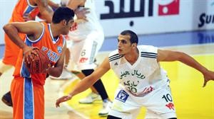 فهد الرجيبة يتعرض للرقابة من لاعب الاتحاد اسماعيل احمد 	عدنان الحاج علي
﻿