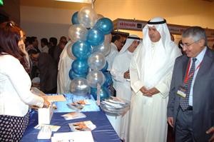 دوليد الفلاح خلال جولة في المعرض المصاحب للمؤتمرقاسم باشا