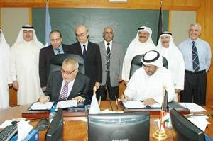 دعبدالرحمن العوضي ودناجي المطيري خلال توقيع الاتفاقية﻿