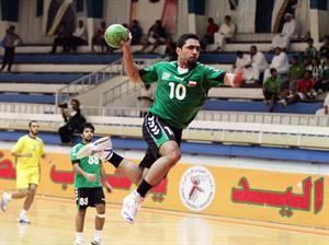 لاعب العربي طلال عباس يصوب الكرة منفردا على مرمى الساحل
عادل يعقوب
