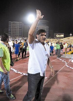 المدرب محمد ابراهيم يرد التحية للجماهير بعد الفوز
﻿