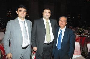 رئيس الجالية السورية بالكويت ابراهيم الحجل مع الزميل فريد سلوم وماكرم سلوم
﻿