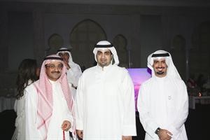 الشيخ خليفة علي الخليفة مع مشاركين في الحفل