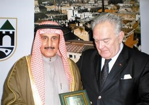 الشيخ دابراهيم الدعيج مع عمدة سراييفو علي بهمان
﻿