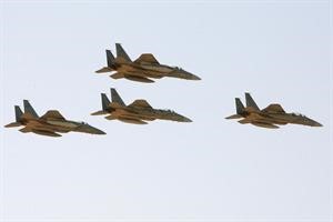 صورة ارشيفية لطائرات اف 15 سعودية تحلق فوق الرياض 	اپ﻿