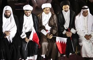 علي سلمان رئيس جميعة الوفاق وعدد من قادة المعارضة خلال مظاهرة امس الاول 	اپ﻿