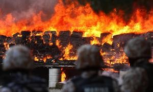 جنود مكسيكيون يراقبون احراق 134 طنا من المخدرات التي تم ضبطها خلال عدة عمليات للجيش المكسيكي ضد تجار المخدرات اپ