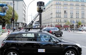 سيارة تابعة لشركة غوغول تحمل احدى كاميرات تصوير الشوارع ضمن برنامج ستريت فيو 	افپ﻿
