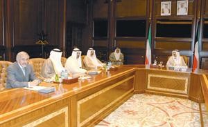 صاحب السمو الامير الشيخ صباح الاحمد مترئسا الجلسة الاستثنائية لمجلس الوزراء بحضور سمو ولي العهد الشيخ نواف الاحمد ونائب وزير شؤون الديوان الاميري الشيخ علي الجراح﻿