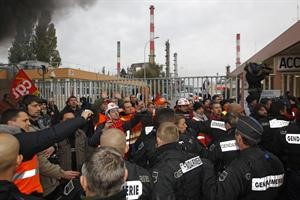اعمال العنف بين الشرطة الفرنسية والعمال المضربين في احد معامل تكرير النفط﻿