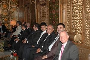 الزميل فريد سلوم متوسطا معاون وزيرة الاقتصاد السوري خالد سلوطة ونائب رئيس غرفة صناعة مدينة حمص بسورية موسى داوود