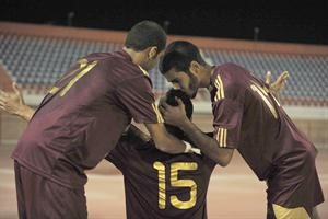 هداف النصر البرازيلي جوني يتلقى تهنئة المدافع احمد الرشيدي﻿