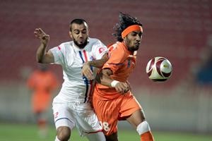 يعقوب الطاهر وفهد العنزي في صراع قوي على الكرة