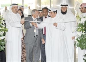 العمر والساير يقصان شريط افتتاح المعرض