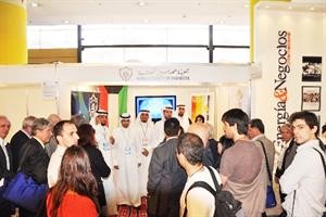 عدد من المهندسين الكويتيين والارجنتينيين امام جناح الجمعية في المعرض﻿