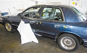 سيارة السيدة الاميركية في المعمل الجنائي بعد اكتشاف الجثة﻿