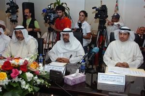 الشيخ احمد الفهد ودبدر الشريعان وماحمد الكليب خلال توقيع العقود
