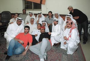لقطة جماعية لاعضاء مجلس الادارة الجديد لمسرح الخليج العربي مع مؤيديهم